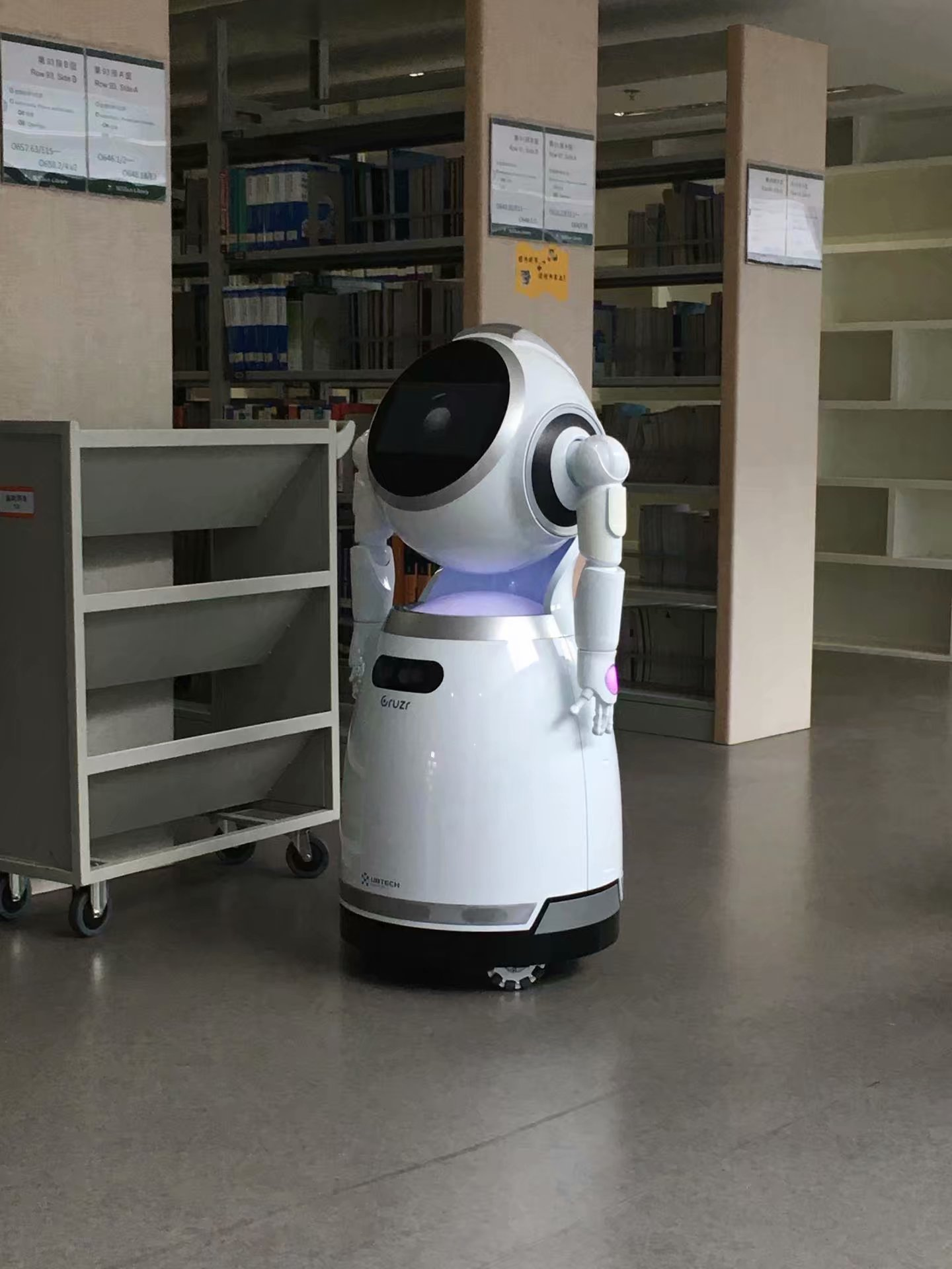 20170905神秘机器人现身图书馆