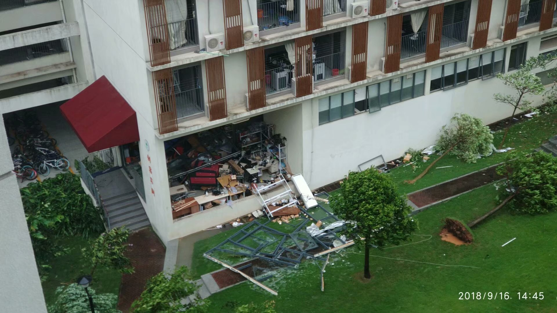 20180916创客车间严重损毁于台风山竹过境期间