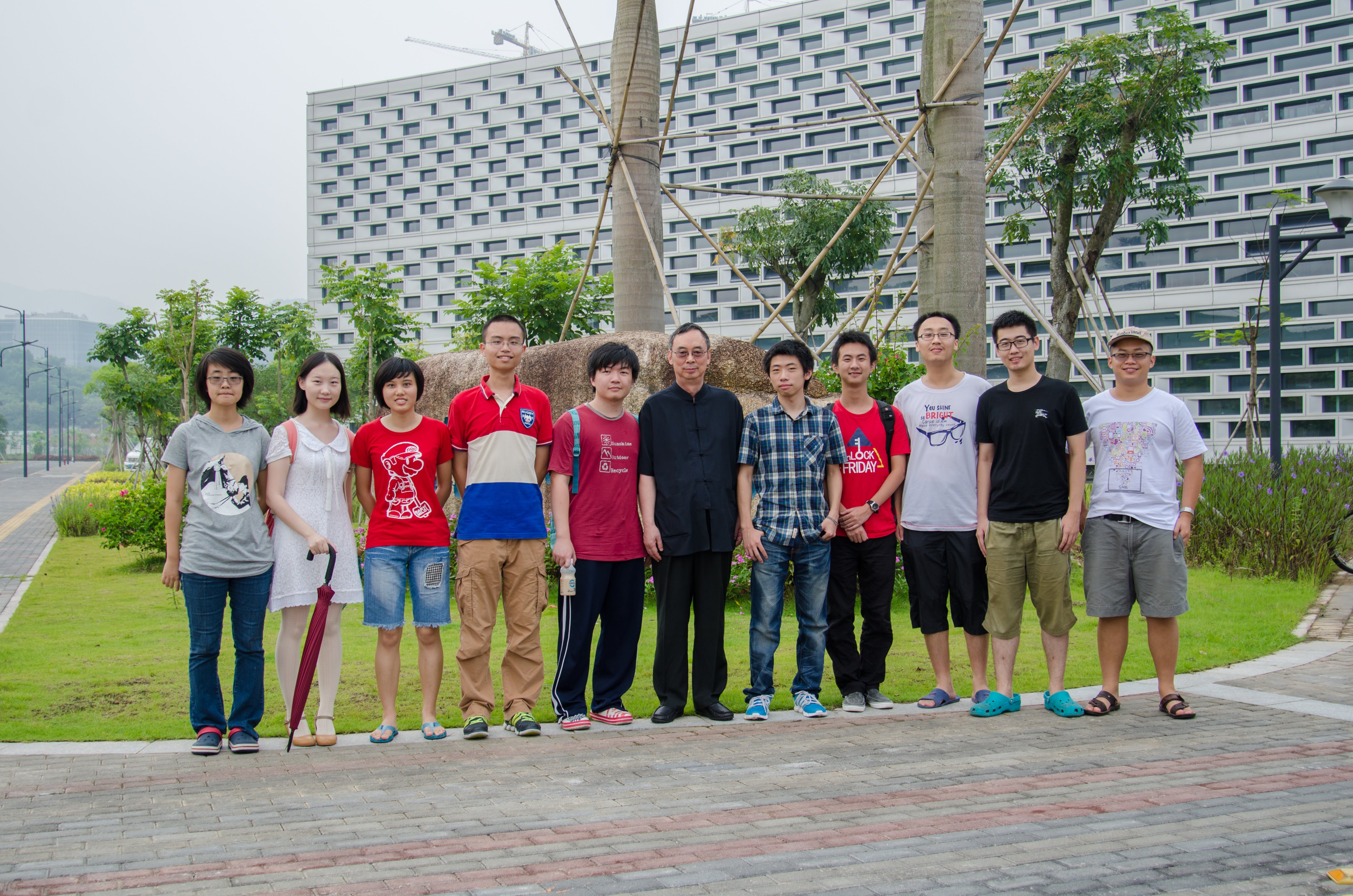 物理系首届学生和朱校长的合影