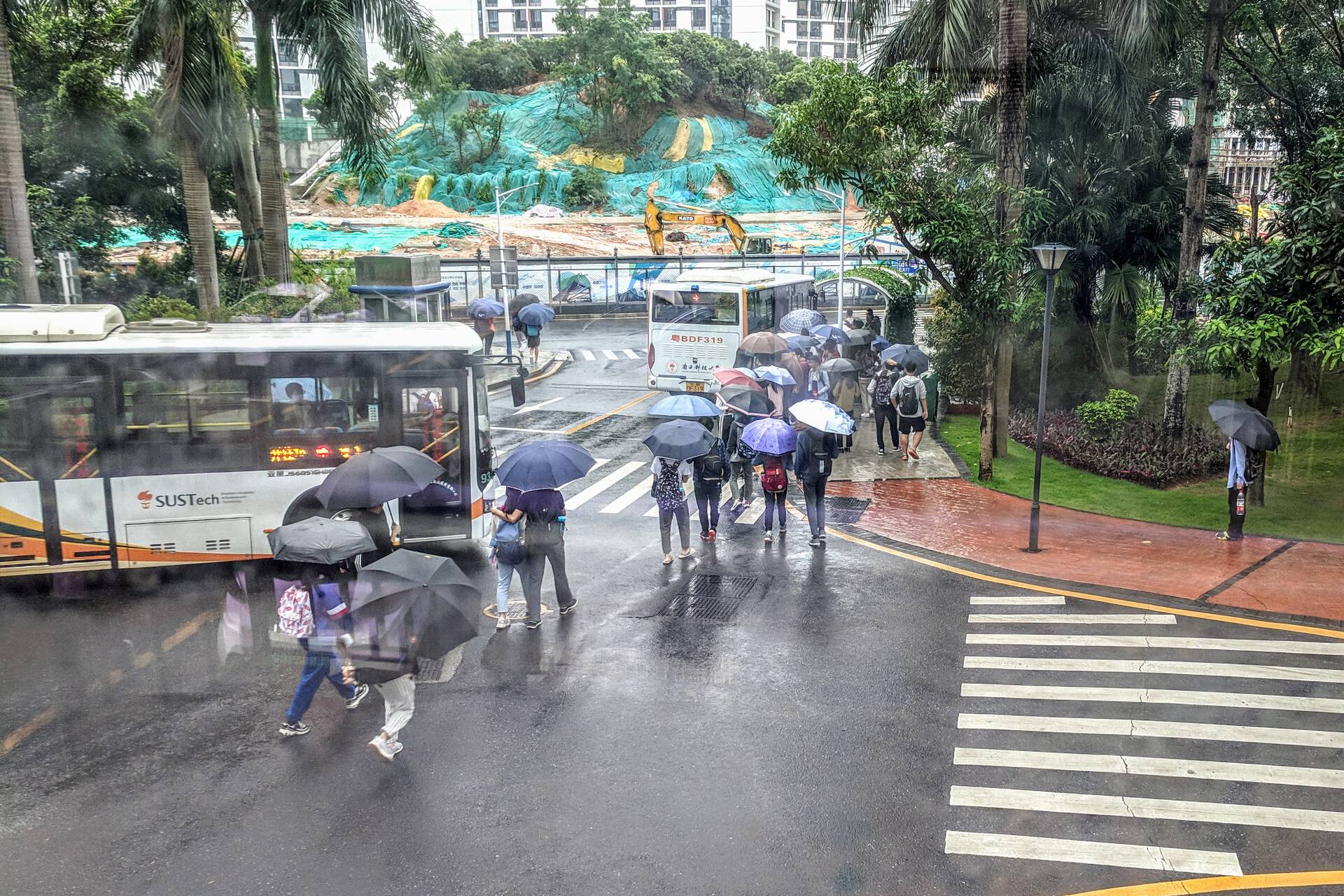 雨后，同学们正尝试挤上停靠荔园校巴站的校巴/NK1 Image Archive