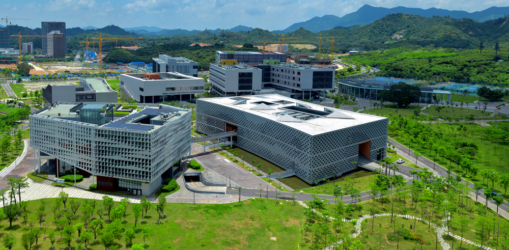 行政楼与图书馆，大学官网上最常见的宣传照之一