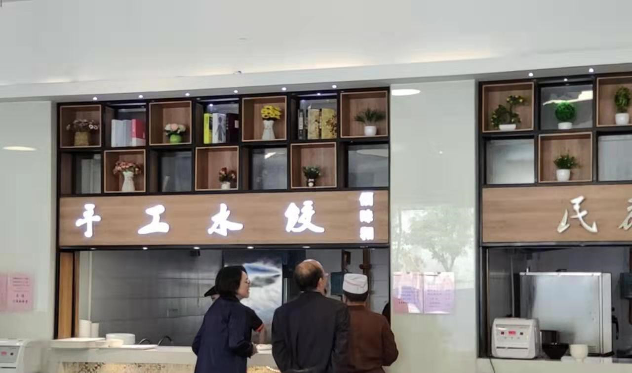 南科大校长陈十一(饺字下方者)在欣园食堂